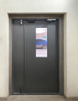 Остекленная подъездная дверь