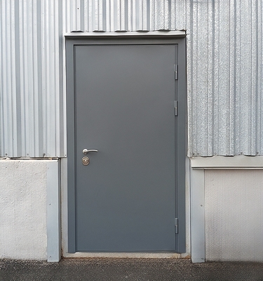 Серая техническая дверь