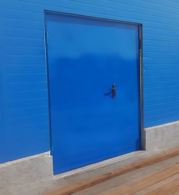 Синяя полуторная дверь