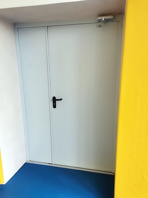 Полуторная дверь с доводчиком