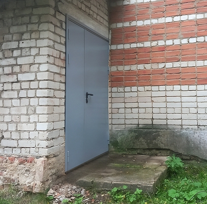 Дверь серого цвета